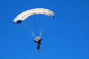 李恩：用出色的防守和精准的传球，他在中场位置上为全黑队提供保障